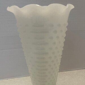 VTG Milk Glass Vase ANCHOR HOCKING HOBNAIL Dot Dash Footed Large 9.5” EUC